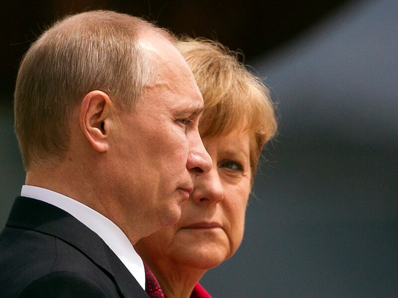 De Russische president Vladimir Poetin langs Duits bondskanselier Angela Merkel.