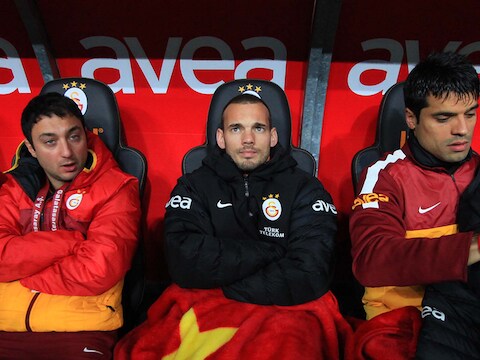 Wesley Sneijder (l) op de bank bij Galatasaray.