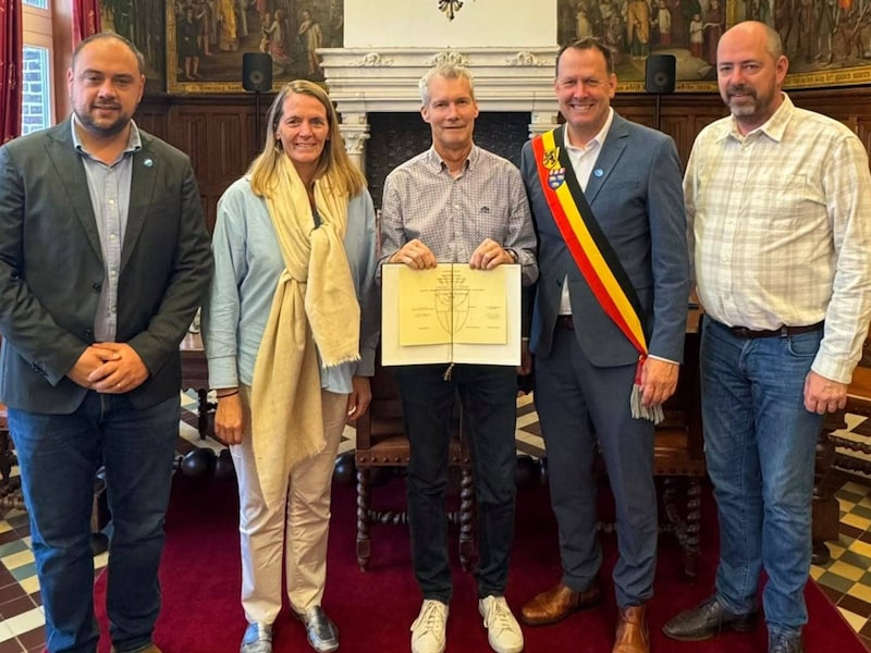 Yves De Sloover werd zaterdag gehuldigd in het gemeentehuis in Beernem in het bijzijn van burgemeester Jos Sypré en schepenen Patricia Waerniers, Claudio Saelens en Ruben Strobbe.