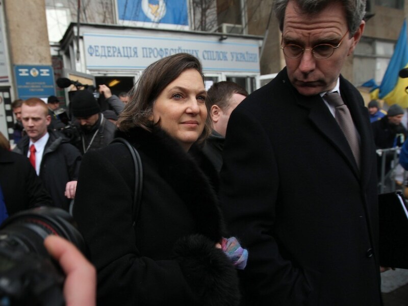 Victoria Nuland (l) en Geoffrey Pyatt eind december 2013.