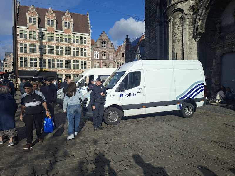 De hele namiddag stonden er combi's geparkeerd op de Korenmarkt.