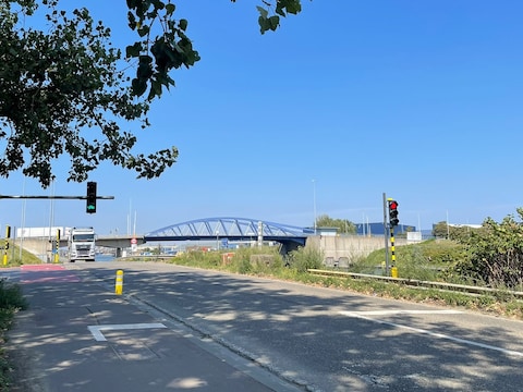De verkeerslichten aan het kruispunt van de Boomsesteenweg met de Hoeikensstraat. 