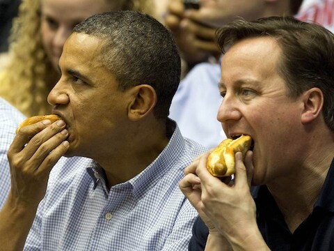 De wereldleiders werken een smakelijke hotdog naar binnen.