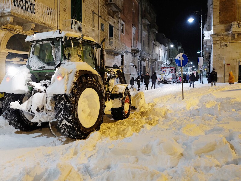Ondergesneeuwde straten in het Italiaanse Santeramo in Colle nabij de stad Bari.