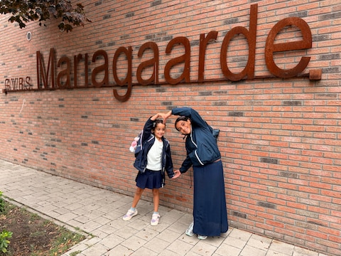 Selma en Mona, klaar voor de eerste schooldag.
