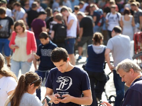 Pokémon Go-gekte in het Antwerpse havendorp Lillo.