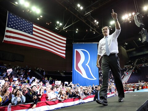 Mitt Romney tijdens zijn meeting in Pensacola, Forida. Zijn campagne-evenementen die zondag in Virginia gepland waren, werden geannuleerd vanwege de orkaan Sandy.
