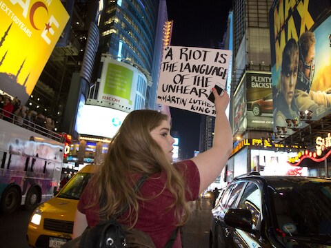 Een actievoerster op het New Yorkse Times Square.