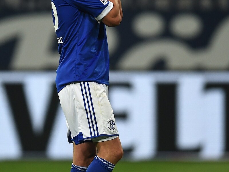 Klaas-Jan Huntelaar baalt na zijn gemiste strafschop.