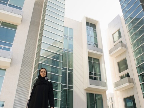 Vrouwen zijn in regel verplicht om in Saoedi-Arabië en het Arabische schiereiland een abaya te dragen.