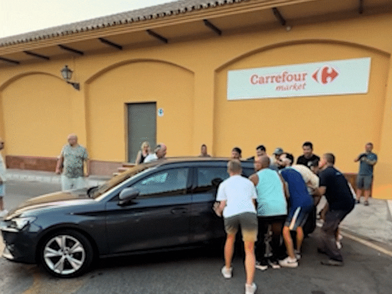 KIJK. Belg staat foutgeparkeerd in Marbella en dat lossen ze daar zo op