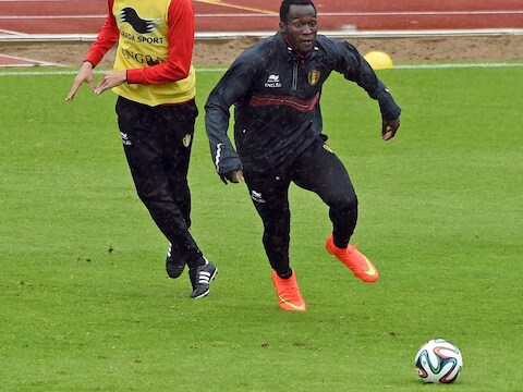 Kevin Bogemans (L) in actie met Romelu Lukaku
