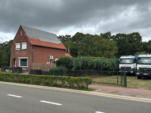 De Civiele Bescherming is volop bezig aan de woning links in beeld.
