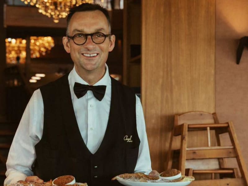 Met deze foto neemt het team van restaurant Chagall in Nieuwpoort afscheid van zijn geliefde kelner David ‘Dave’ Verkeyn.