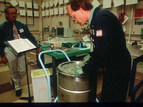 Een atoombom wordt ontmanteld in de Pantexfabriek  in Texas.