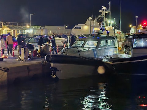 Officieren van de Griekse kustwacht voeren reddingsoperaties uit in een haven op het oostelijke Egeïsche eiland Chios, Griekenland (Pantelis Fykaris/Politischios.gr via AP)