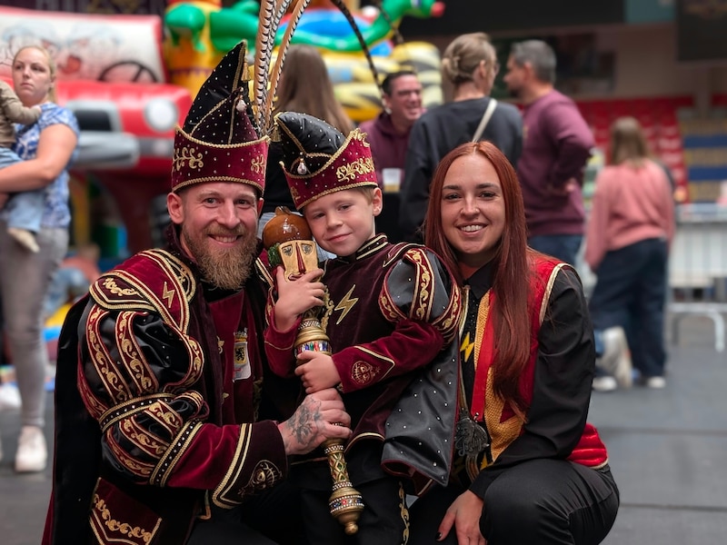 Afscheidsbal van prins Joshy. Voor 140 kinderen organiseerde hij in het Forum een kindernamiddag, met vrouw Marleen en zoontje Cas.