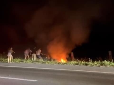 Een beeld van de E40 ter hoogte van Maria-Aalter na het ongeval met een paardentrailer. Naast de snelweg brak ook een brand uit.