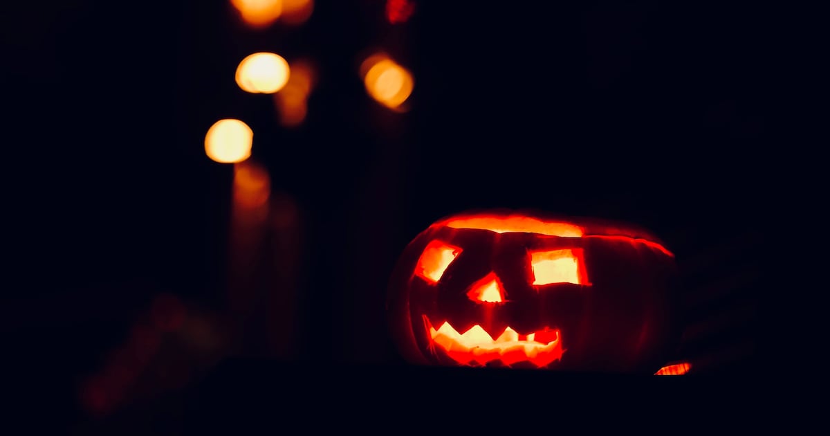 Massemen maakt zich op voor Halloweentocht door spookachtige velden en bossen