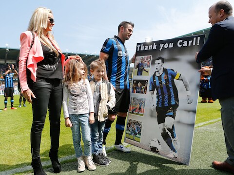 De afscheidnemende Carl Hoefkens wordt uitgebreid gehuldigd voor de aftrap.