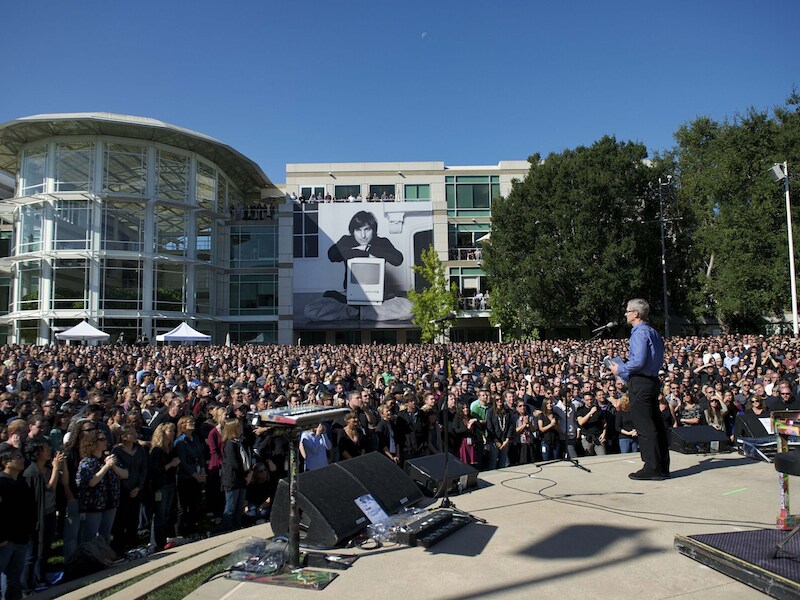 Een deel van de bestaande Apple-campus in Cupertino in oktober 2011, tijdens een herdenkingsbijeenkomst voor de overleden Steve Jobs.