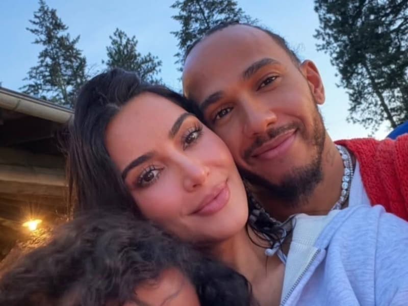 “Samen met m’n favoriete personen”: Kim Kardashian deelt intieme familiefoto’s met Lewis Hamilton
