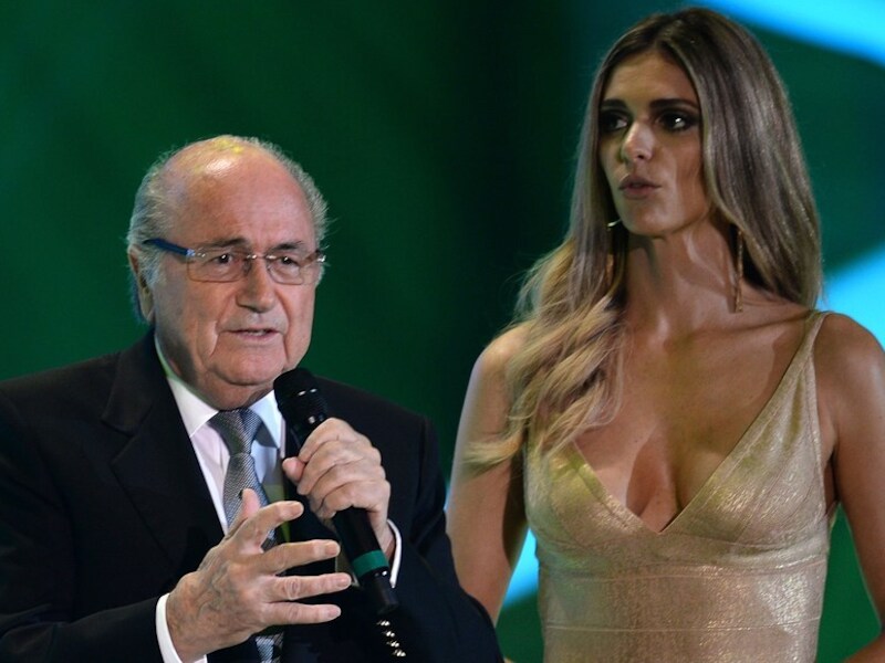 FIFA-president Sepp Blatter naast Fernanda Lima, die de WK-loting presenteerde.