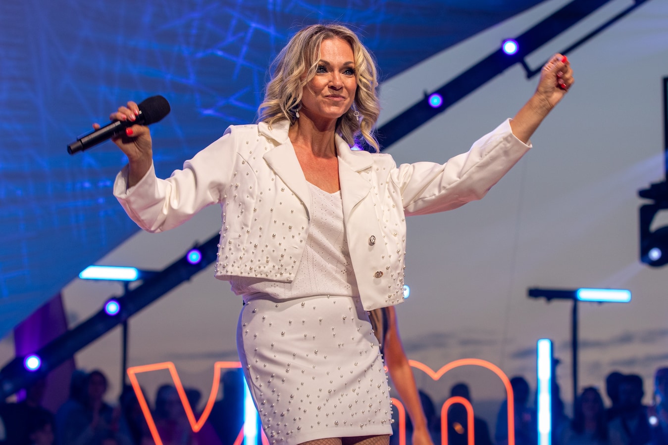 Ik zei altijd dat ik alleen oud zou worden, maar dan stond Joffrey er ineens”:  Laura Lynn vierde net haar 50ste verjaardag en hoopt op een aanzoek | Foto  | hln.be