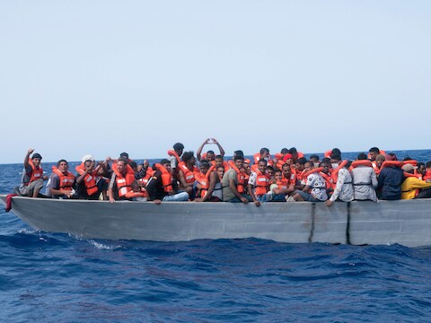 Een overvolle boot met migranten in de Middellandse Zee. 