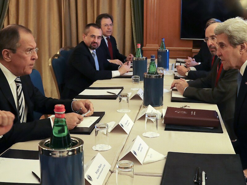 De Russische buitenlandminister Sergey Lavrov (uiterst links) en zijn Amerikaanse ambtsgenoot John Kerry (uiterst rechts) ontmoetten elkaar het voorbije weekend in Rome.