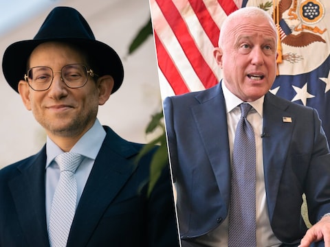 Rabbijn Moshe Friedman (links) uit Antwerpen heeft de Amerikaanse ambassadeur Bill White (rechts) rechtstreeks gedagvaard wegens laster en eerroof, bedreigingen en poging tot afpersing.