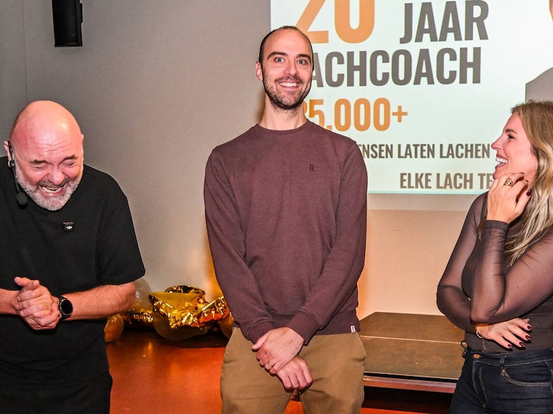 Journalist Thomas Rosseel (midden) volgt een lachsessie bij lachcoach Geert Van De Vijver (links).