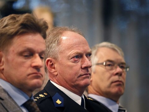 De Harense burgemeester Rob Bats (L) en politiecommissaris Oscar Dros (C).