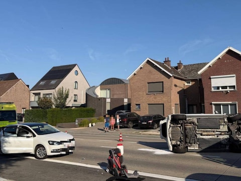 Een wagen die op de Oudenaardsesteenweg reed, kon een voertuig dat uit een parkeerplaats reed, niet meer ontwijken. Een van de twee wagens belandde daardoor op de flank.