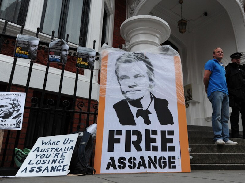 Steunbetoging voor Julian Assange aan de Ecuadoriaanse ambassade in Londen.