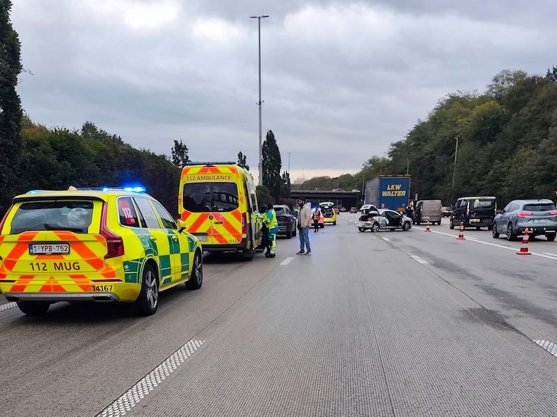 Een vrachtwagen raakte zondag op de Antwerpse ring drie auto’s; drie personen werden naar het ziekenhuis gebracht.