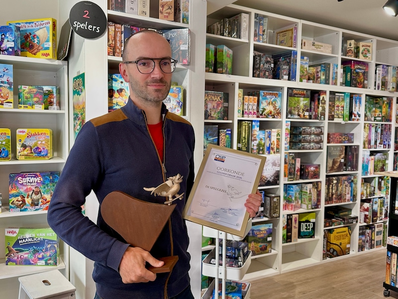 Pieter Van Conkelberge met de trofee en een oorkonde in De Spelgezel in Gent.
