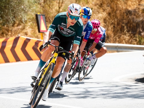 “Wil je alsjeblieft niet aanvallen?”: Wout van Aert laat bergtrui nog niet vallen