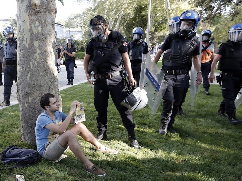 De oproerpolitie drijft demonstranten weg van het Gezipark.