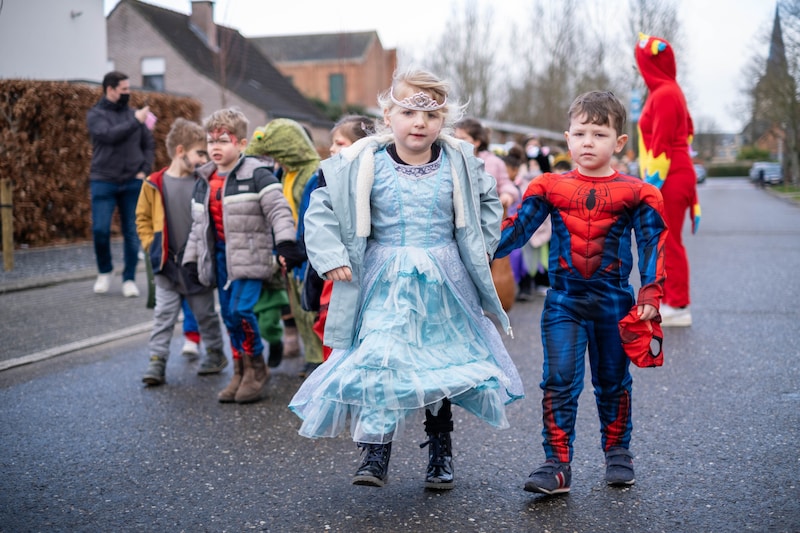 In Schriek zijn het kinderen die in stoet door de straten trekken.