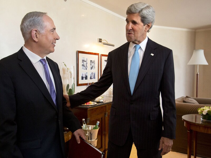 Benjamin Netanyahu (l) had recent een ontmoeting met de Amerikaanse buitenlandminister John Kerry.