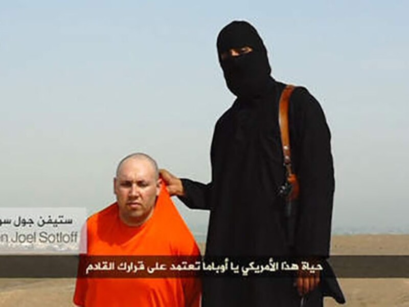Screenshot uit de video waarin de IS-beul dreigt dat Sotloff de volgende zal zijn die vermoord zal worden
