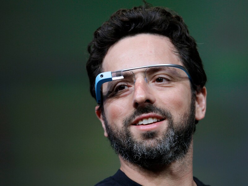 Medeoprichter van Google Sergey Brin met een Google Glass.