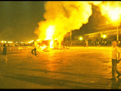 Na drie weken protestacties op het Tiananmenplein in Peking sloeg de regering het protest hardhandig neer. Er vielen honderden doden, sommige bronnen spreken over meer dan duizend dodelijke slachtoffers.