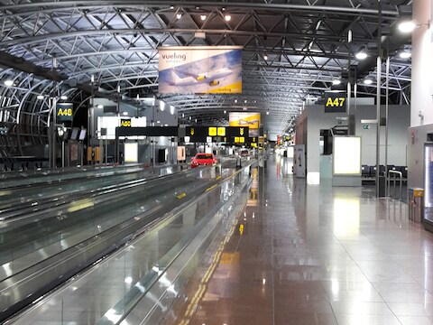 De aankomhal van de luchthaven is compleet verlaten.
