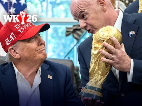 FIFA-voorzitter Gianni Infantino toont de wereldbeker aan Amerikaans president Trump. 