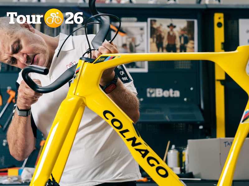 Tadej Pogačar viert vijfde Tourzege op fiets vol verborgen symbolen: zelfs zijn erelijst is verwerkt op de Colnago Y1Rs