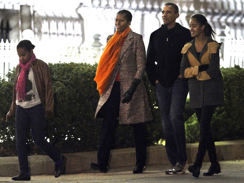 Sasha, Michelle, Barack en Malia Obama op weg naar een kunstgallerij in Washington.