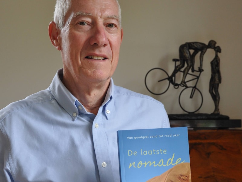 Hugo Hoogwijs met zijn eerste boek ‘De laatste nomade’.