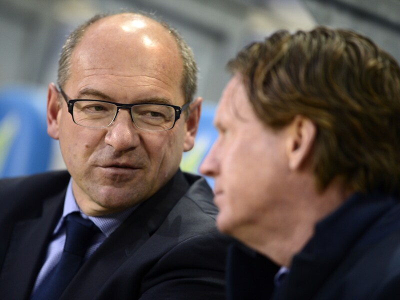 Degraen, links naast coach Been.